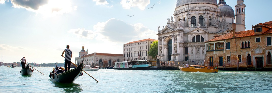 Kanal und Gebäude in Venedig.